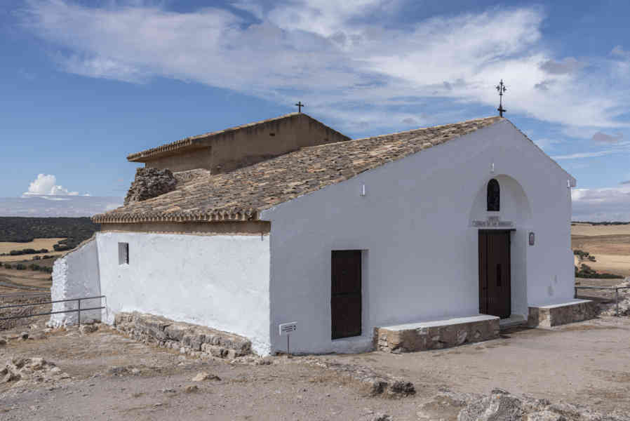 Cuenca - Saelices - parque arqueológico de Segóbriga 26 - ermita vírgen de los Remedios.jpg